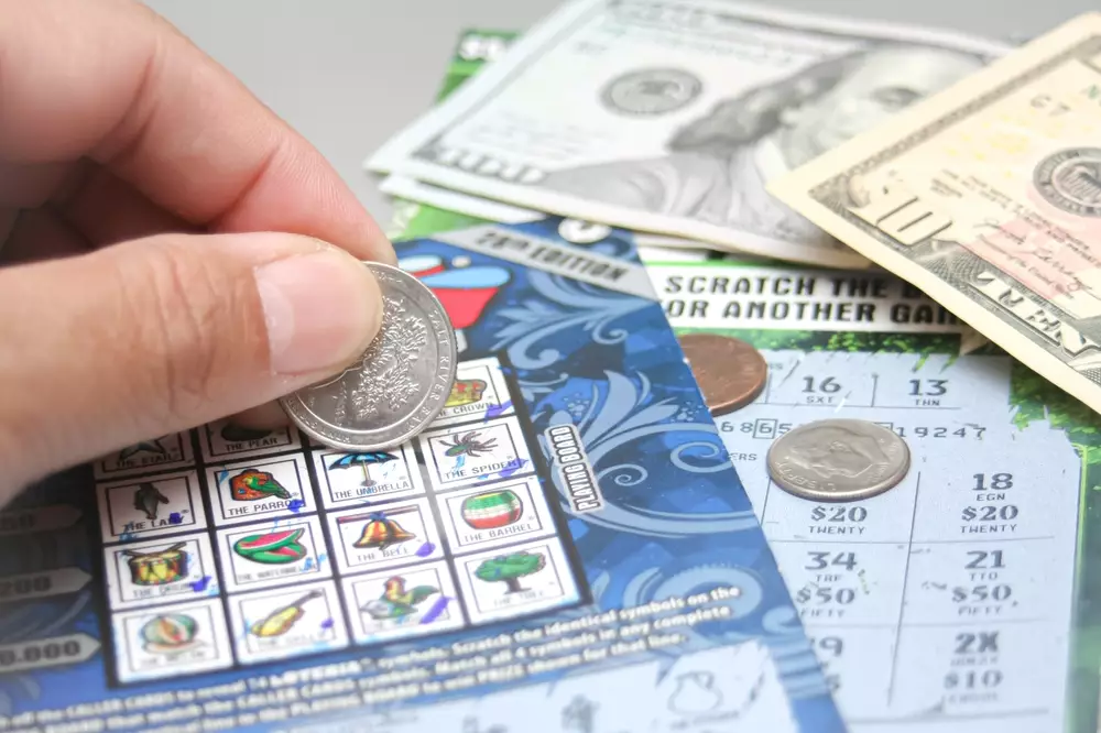 Un angajat a cumpărat un bilet la loto uitat în spatele tejghelei și a câștigat 12 milioane de dolari. Compania l-a concediat